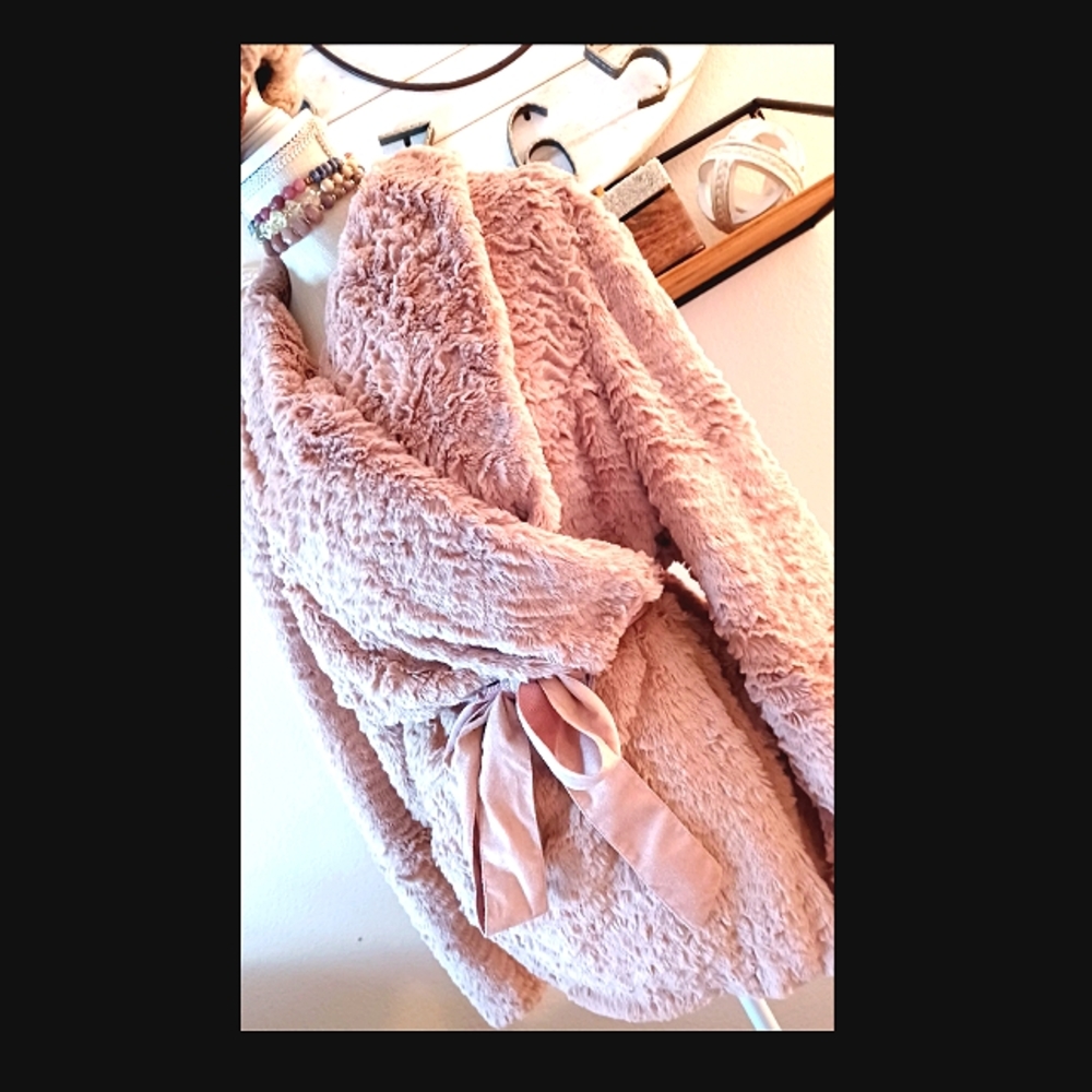 STUNNING BLUSH PINK FAUX FUR COAT!
